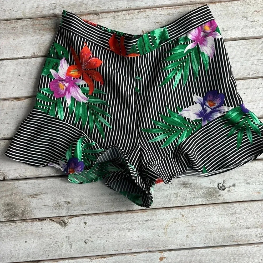Who What Wear, mini short, floral, stripes, ruffle, size 2